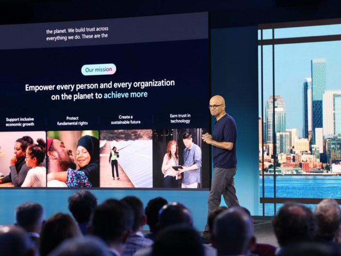 Satya Nadella, presidente y consejero delegado de Microsoft, se dirige a los socios asistentes a Microsoft Inspire 2023.